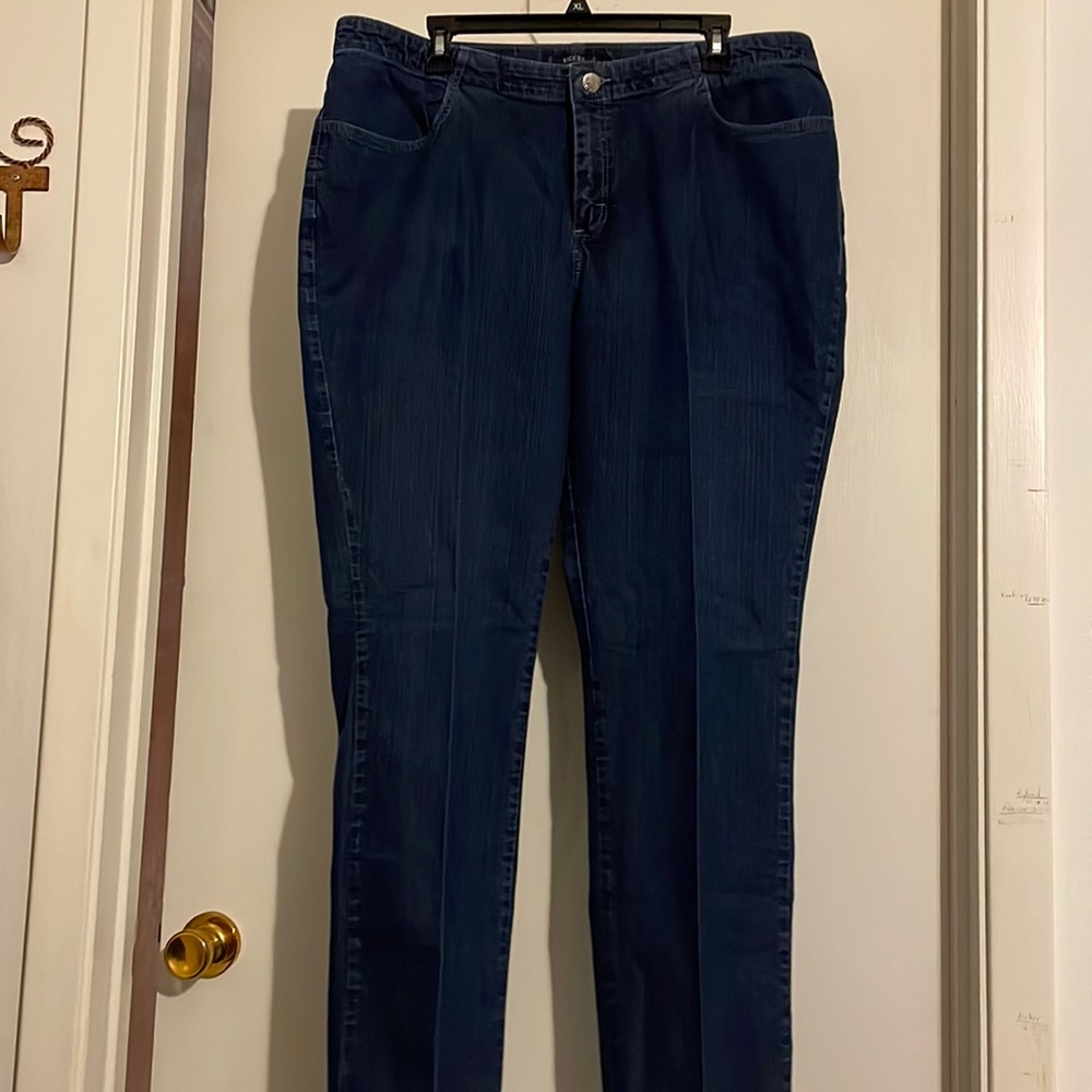 Women 16w medium straight cut